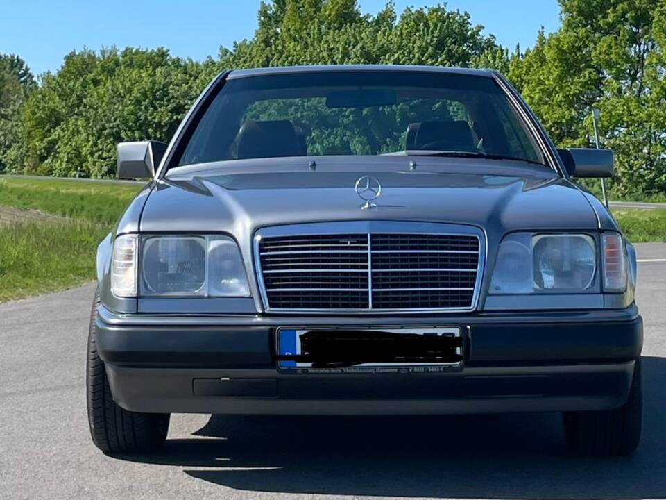 Bild 3/10 von Mercedes-Benz 230 CE (1990)