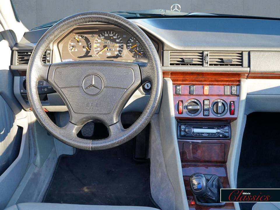 Image 10/27 of Mercedes-Benz E 200 (1995)