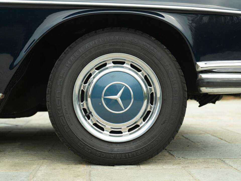 Image 20/50 of Mercedes-Benz 300 SEL 3.5 (1973)