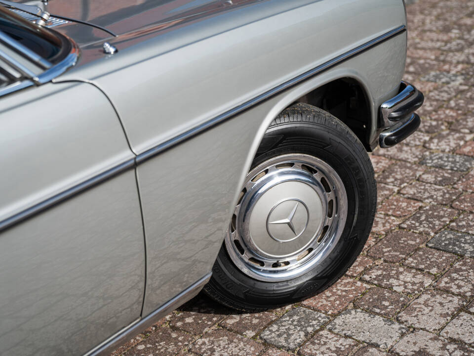 Image 2/40 of Mercedes-Benz 250 CE (1970)