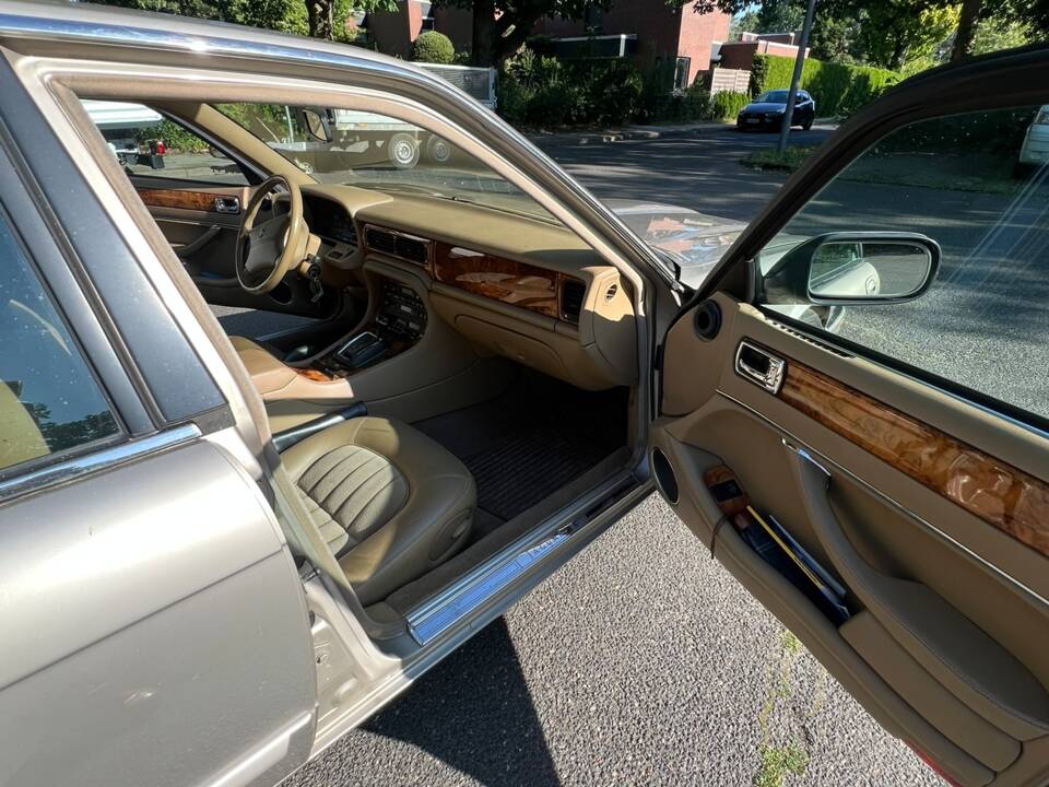 Image 11/31 of Jaguar XJ6 3.2 (1995)