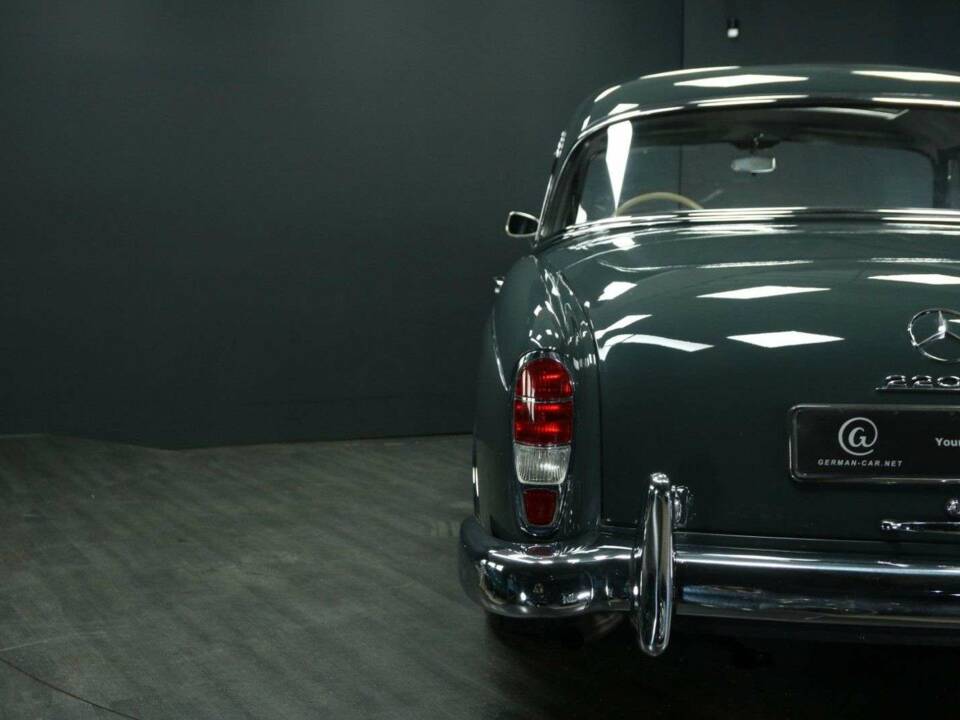 Bild 32/49 von Mercedes-Benz 220 SE (1960)
