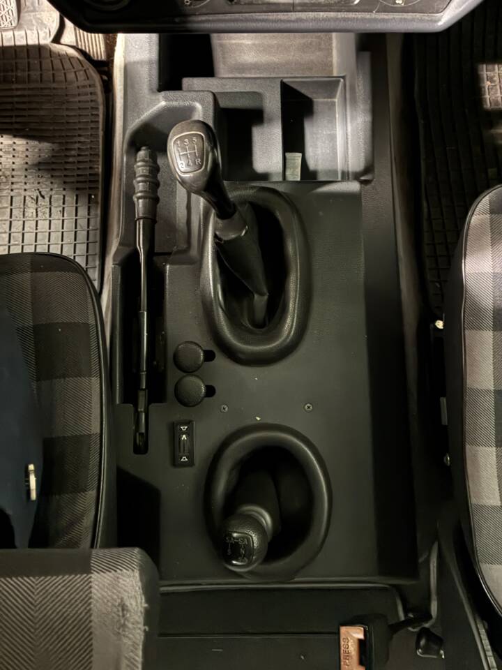 Immagine 22/23 di Mercedes-Benz 230 GE (SWB) (1987)