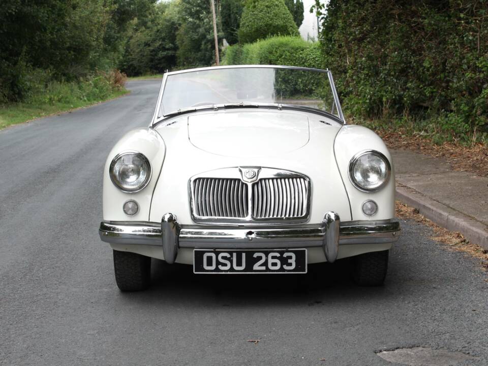Image 2/15 of MG MGA 1500 (1958)
