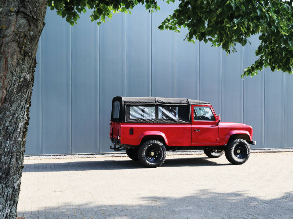 Image 2/38 of Land Rover 110 (1989)