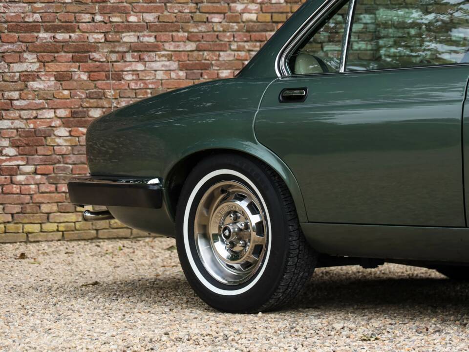 Image 43/50 of Jaguar XJ 6 4.2 (1985)