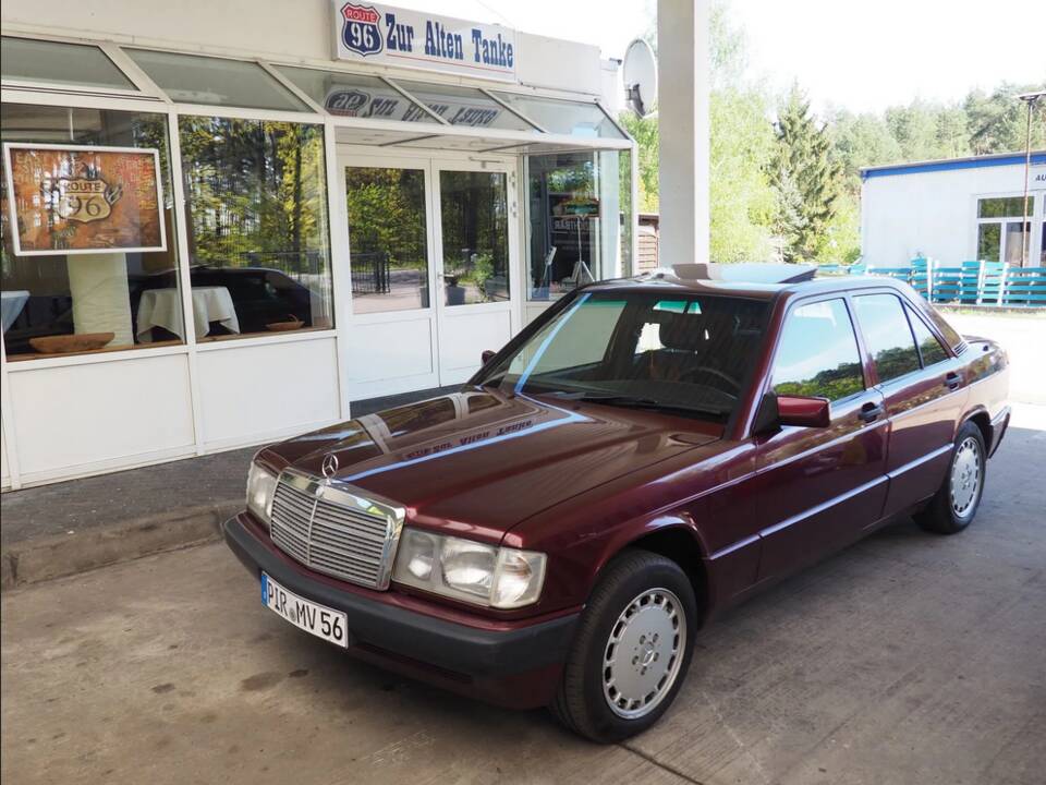 Image 8/137 of Mercedes-Benz 190 E 1.8 Avantgarde &quot;Rosso&quot; (1992)
