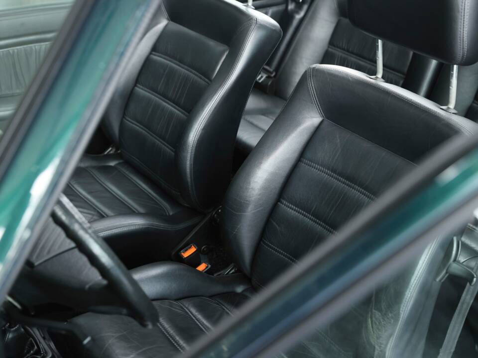 Image 19/36 of Volkswagen Golf Mk I Convertible 1.8 (1993)