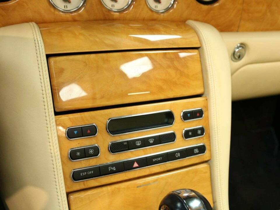 Image 19/49 de Bentley Azure (2006)