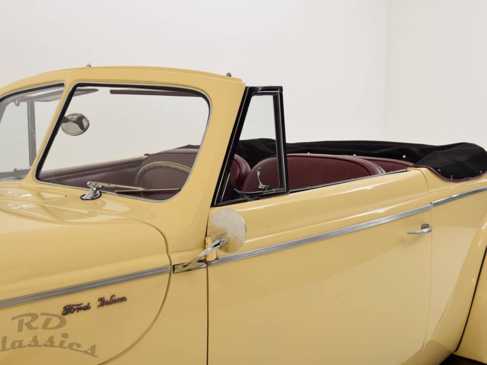 Image 17/50 of Ford Deluxe Coupé Convertible (1940)