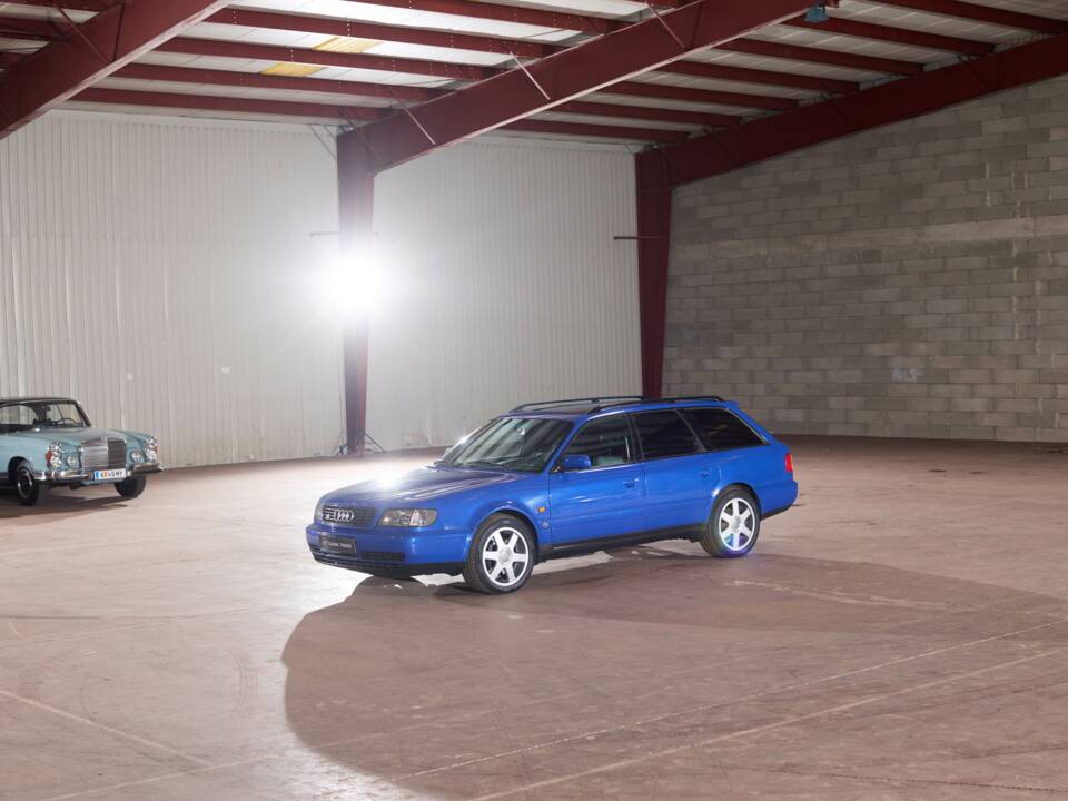Image 29/113 of Audi S6 Plus Avant (1996)