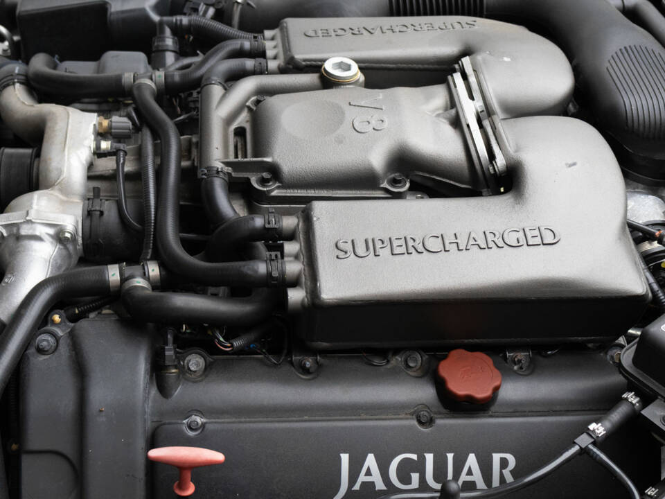Image 7/9 of Jaguar XKR (2001)