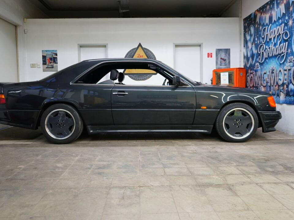 Afbeelding 32/35 van Mercedes-Benz 300 CE-24 (1992)