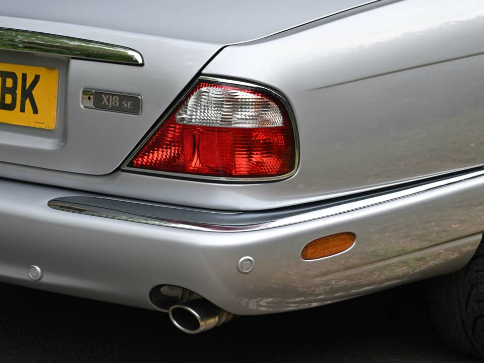 Immagine 27/50 di Jaguar XJ 8 Executive (2002)