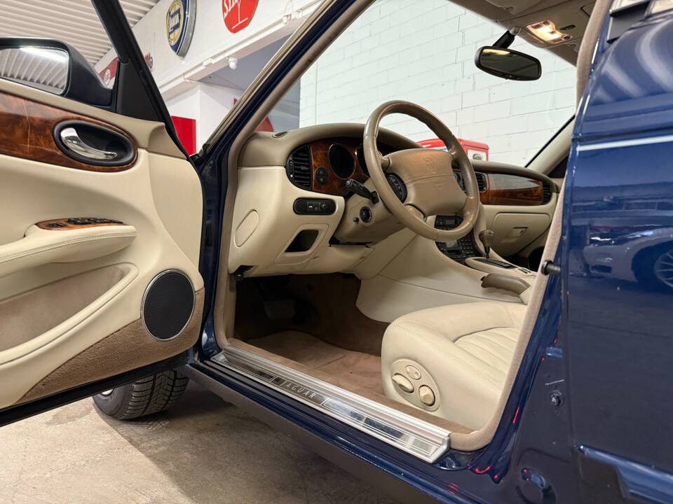 Image 6/17 of Jaguar XK8 4.2 (2000)