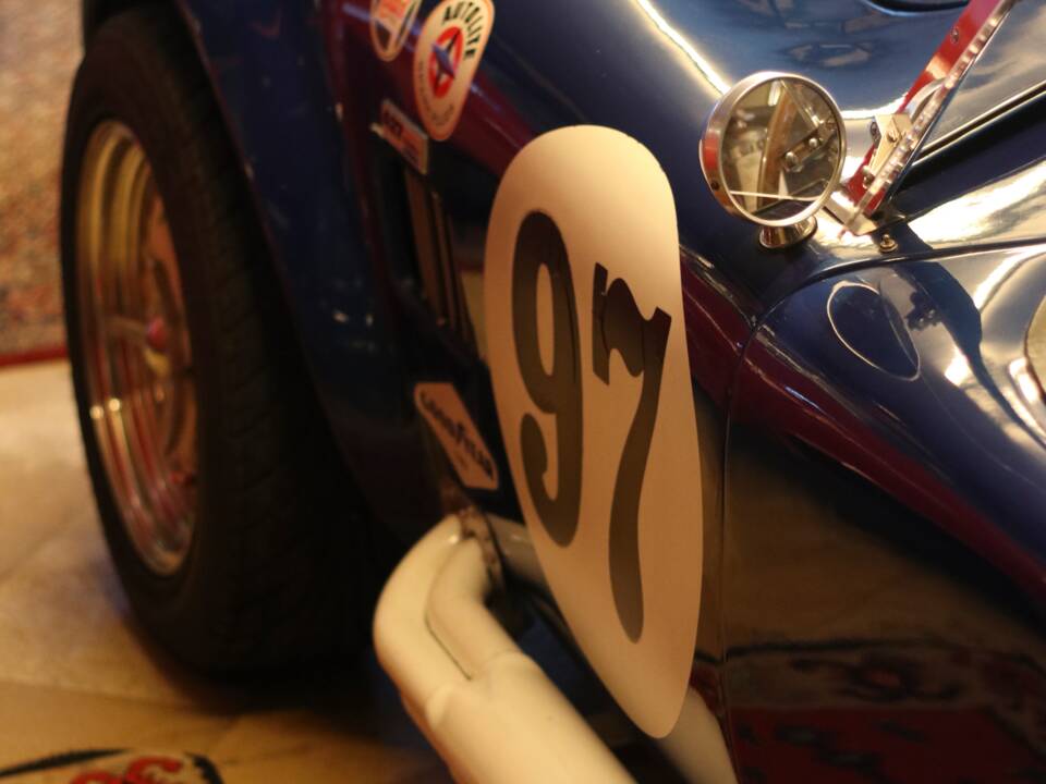 Image 25/57 of AC Cobra 427 (1965)