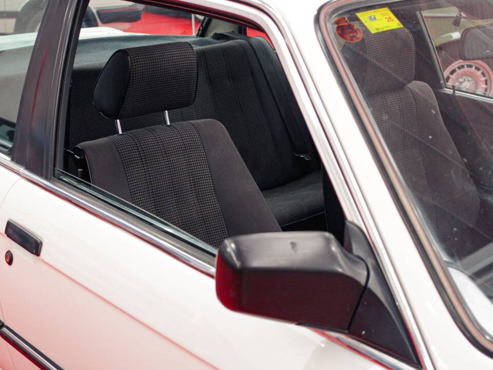 Image 33/38 of BMW 325i (1986)