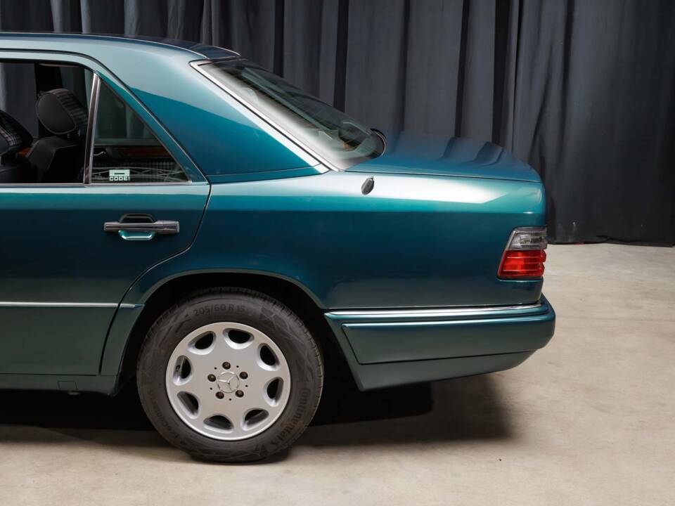 Bild 11/40 von Mercedes-Benz E 220 (1995)