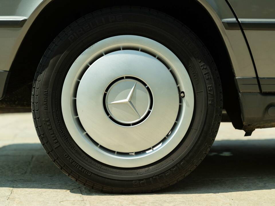 Afbeelding 23/50 van Mercedes-Benz 190 E (1987)