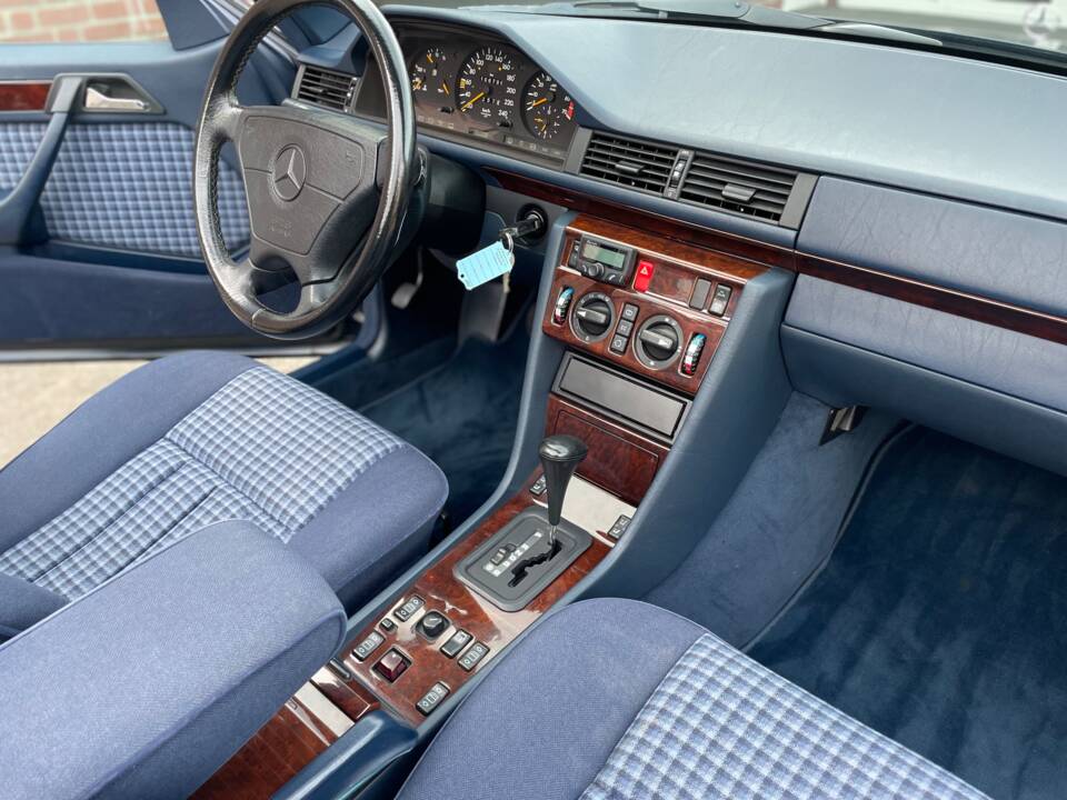 Image 10/25 of Mercedes-Benz E 200 (1996)