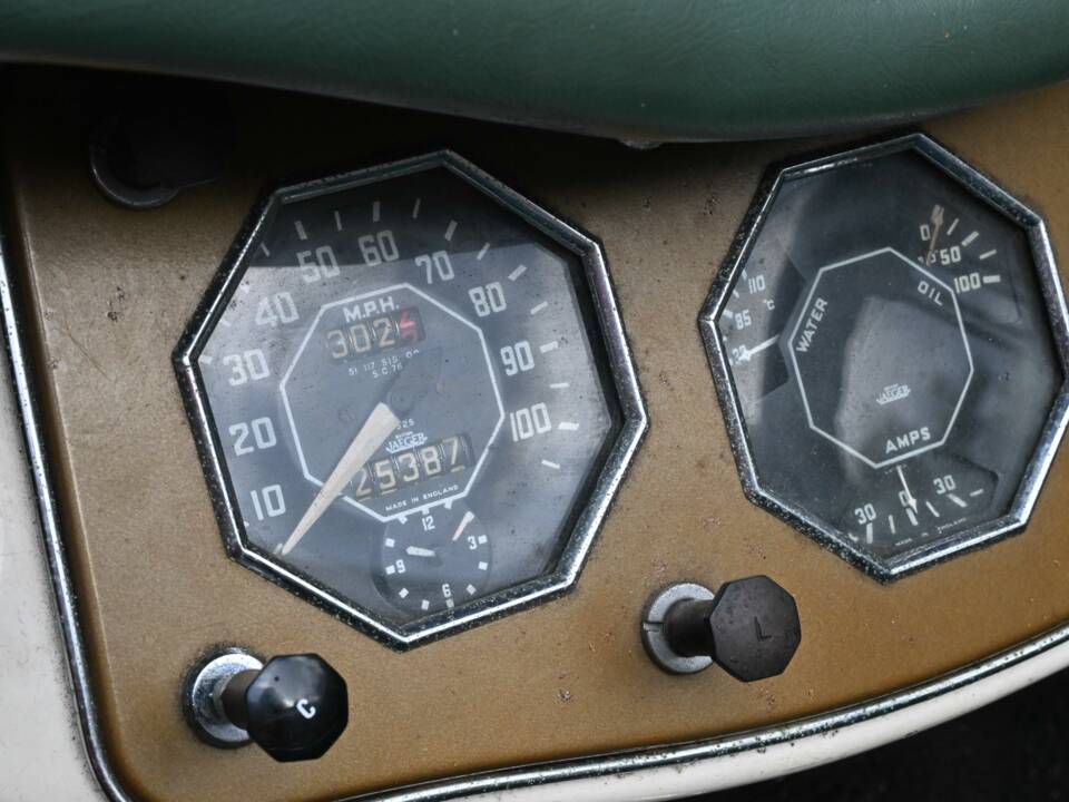 Image 22/50 of MG TF 1500 (1954)