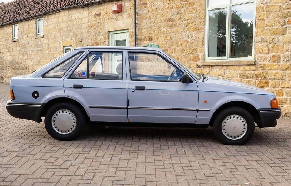 Bild 2/50 von Ford Escort 1.3 (1986)