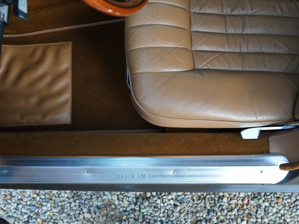 Bild 23/50 von Jaguar XJ 6 L 4.2 (1975)