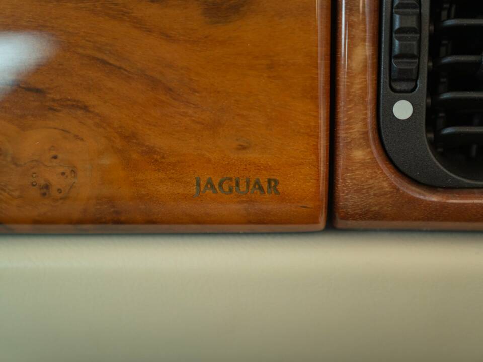 Image 31/50 de Jaguar XKR (2000)