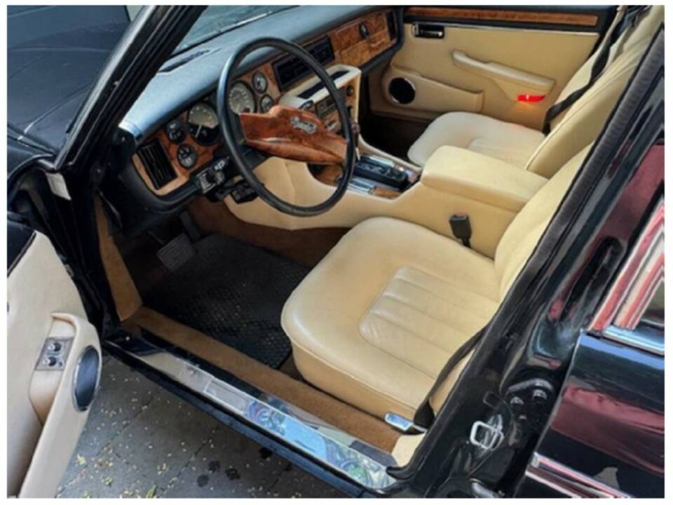 Image 4/5 of Jaguar XJ 12 (1989)