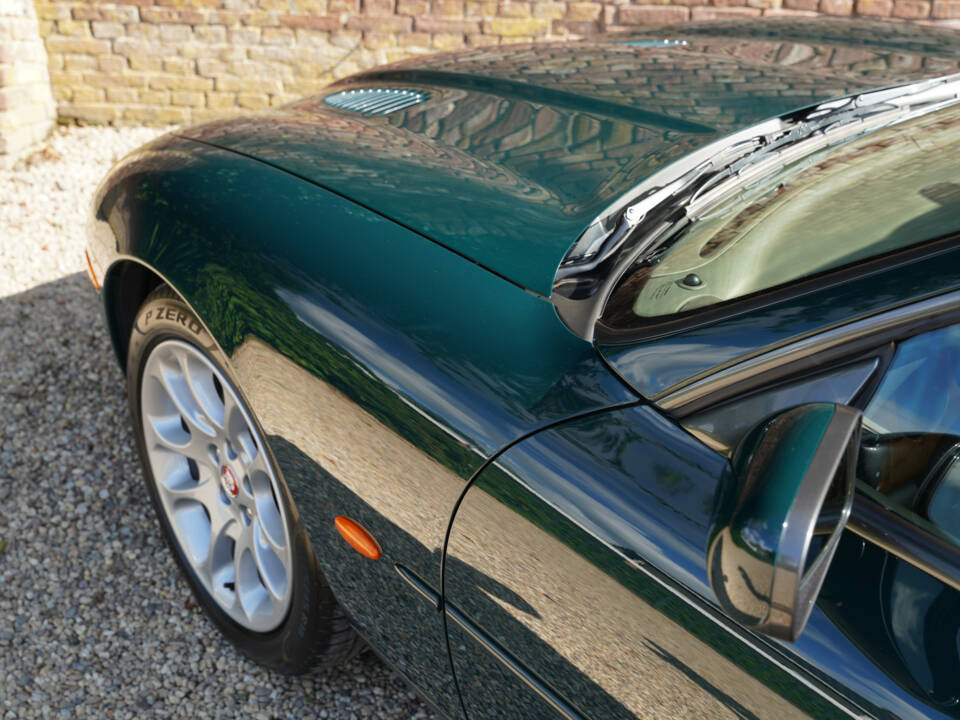 Image 33/50 of Jaguar XKR (2001)