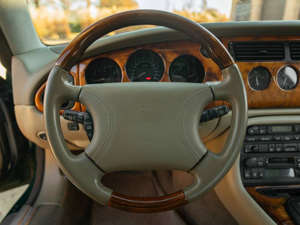 Image 39/50 of Jaguar XK8 4.0 (1998)