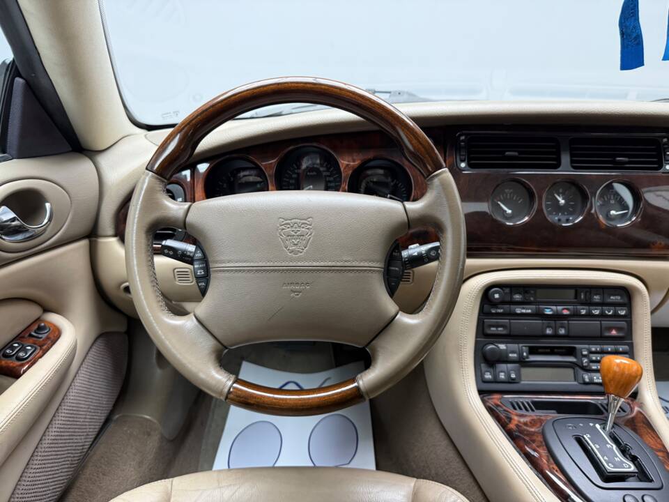 Immagine 14/21 di Jaguar XK8 4.2 (2004)