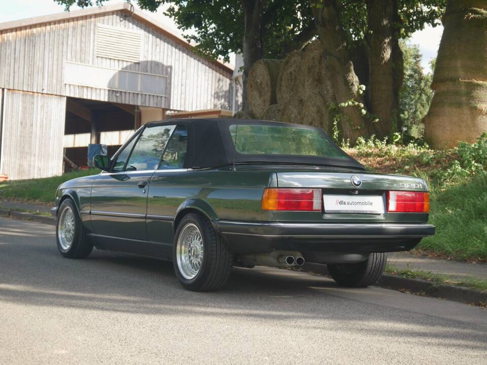 Bild 22/25 von BMW 320i (1990)