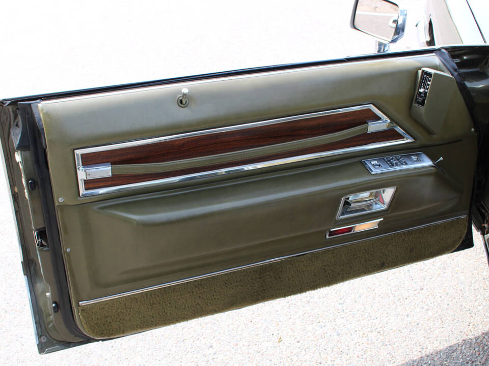 Image 19/30 of Cadillac Coupe DeVille (1972)