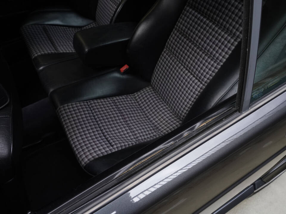 Image 31/83 of Mercedes-Benz 190 E 2.3-16 (1984)