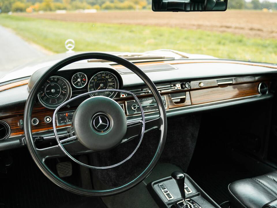 Image 36/50 of Mercedes-Benz 300 SEL 6.3 (1970)