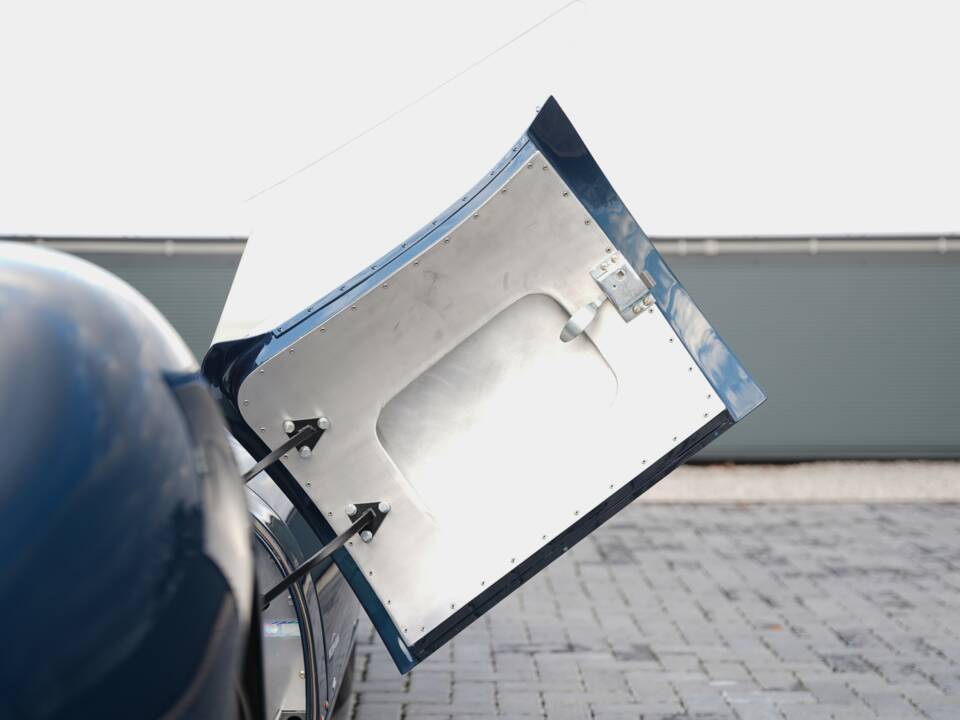 Image 14/50 of Lister Knobbly (1958)