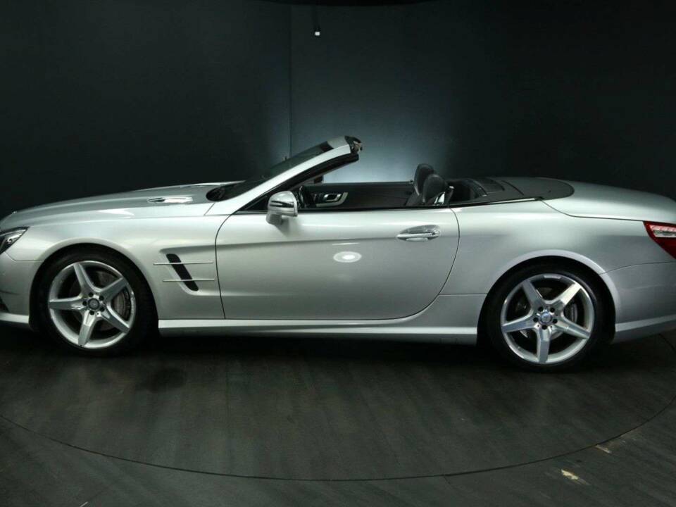 Image 3/50 of Mercedes-Benz SL 500 (2015)