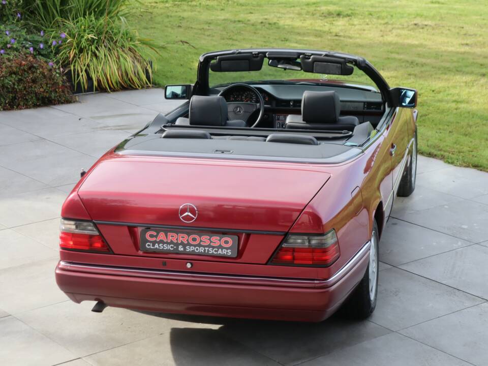 Image 7/50 of Mercedes-Benz E 220 (1994)