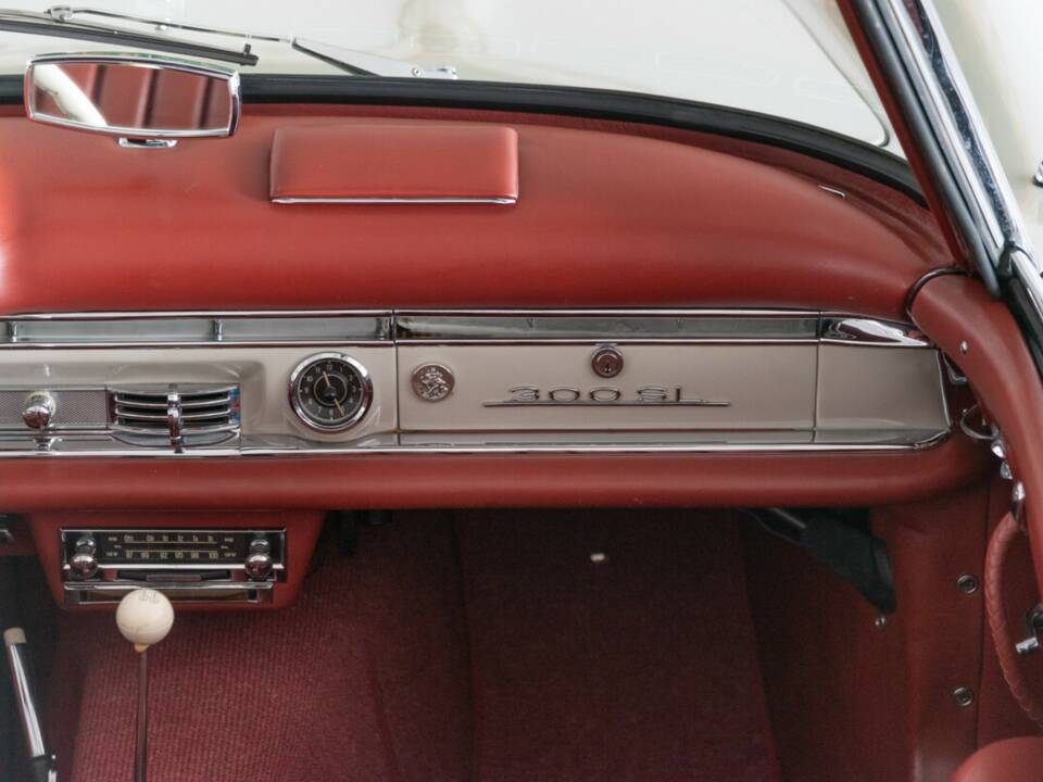 Image 41/50 of Mercedes-Benz 300 SL Roadster (1961)