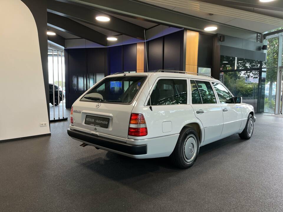 Imagen 9/22 de Mercedes-Benz 220 TE (1993)