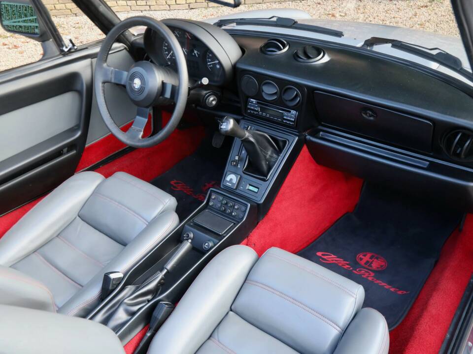 Immagine 28/50 di Alfa Romeo 2.0 Spider QV (1988)