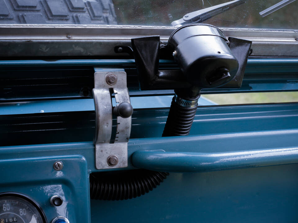 Image 21/48 of Land Rover 88 (1967)