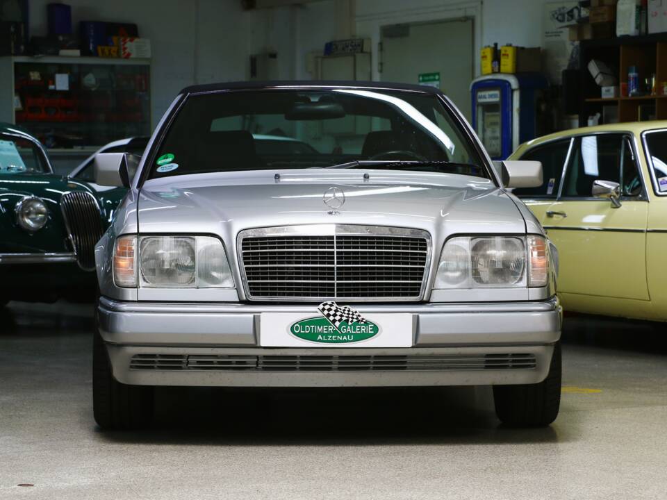 Immagine 2/43 di Mercedes-Benz E 200 (1994)