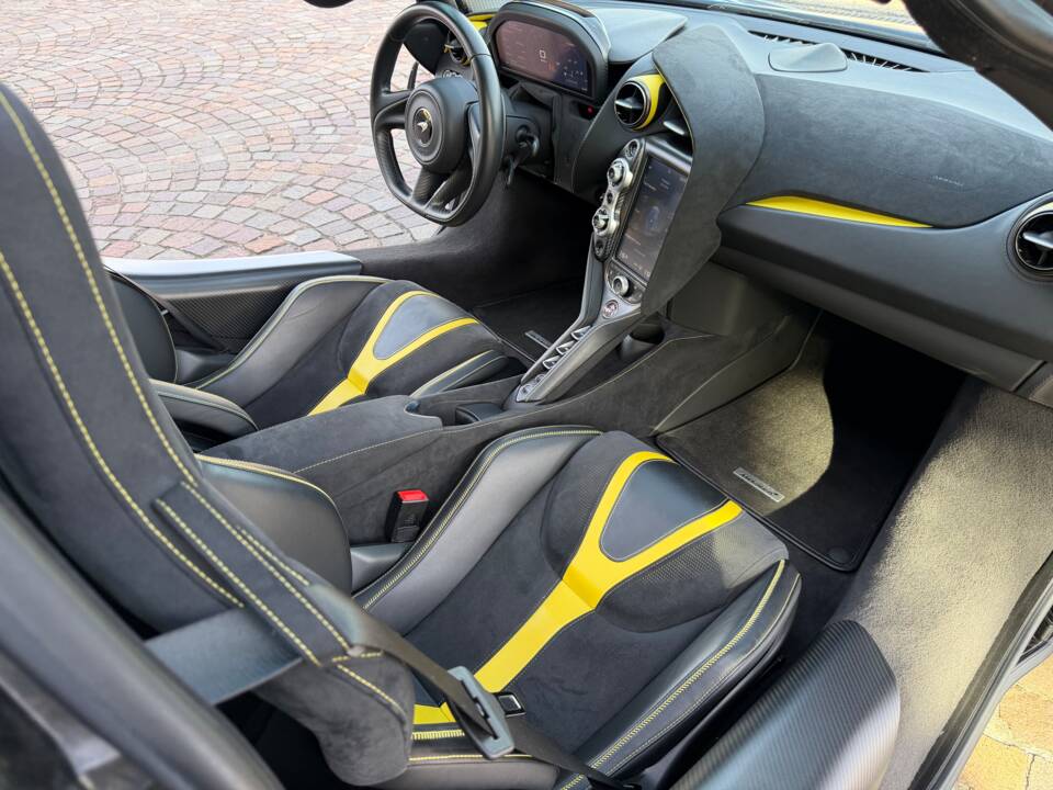 Immagine 29/30 di McLaren 720S (2021)