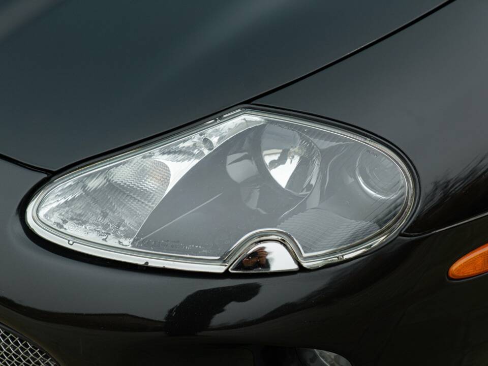 Image 18/50 of Jaguar XK8 4.0 (2006)