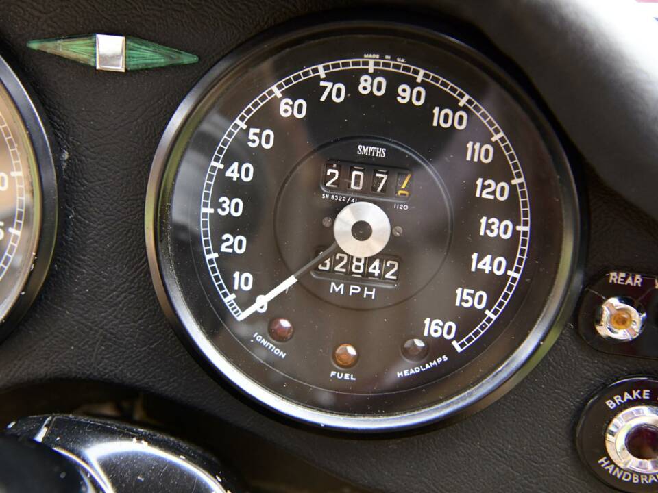 Image 24/50 de Jaguar E-Type (1968)