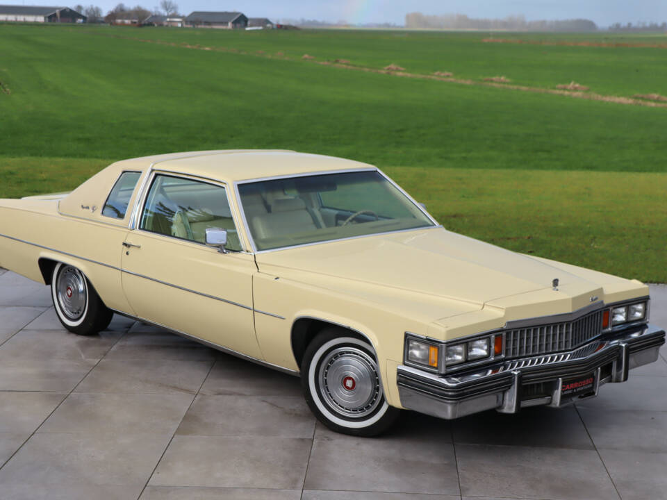 Image 18/50 of Cadillac Coupe DeVille (1977)