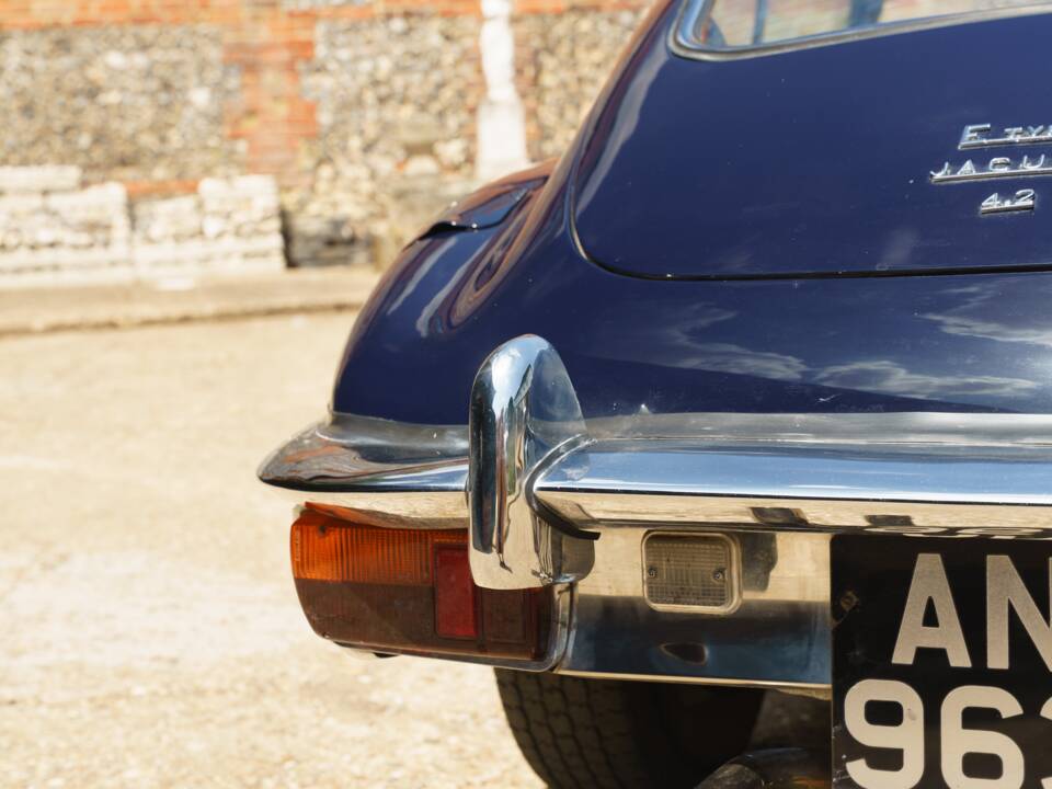 Image 21/35 de Jaguar E-Type (1968)