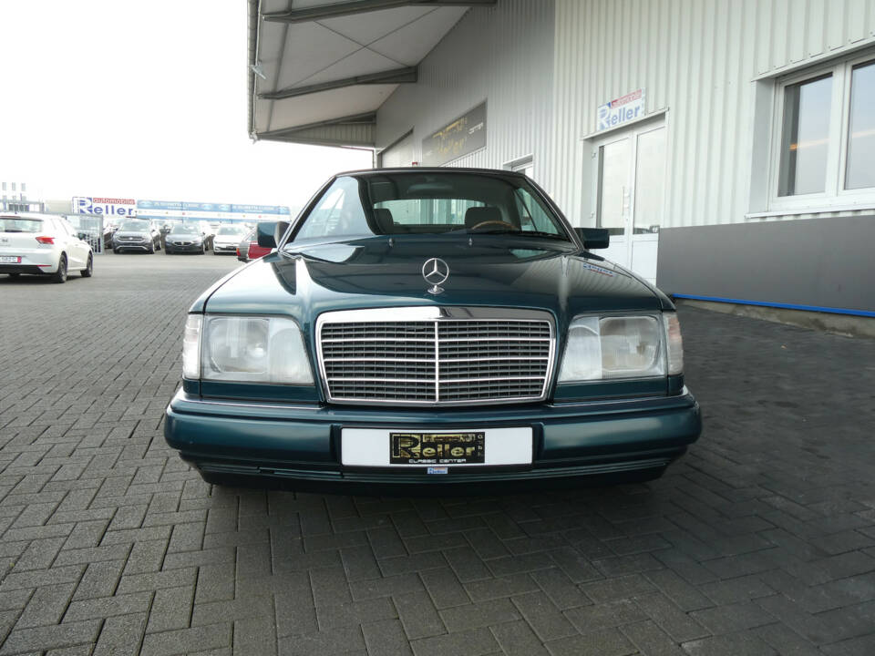 Image 2/26 of Mercedes-Benz E 220 (1996)